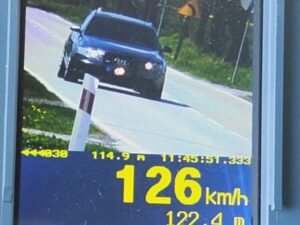 Surowe konsekwencje i utrata prawa jazdy za nadmierną prędkość poza terenem zabudowanym