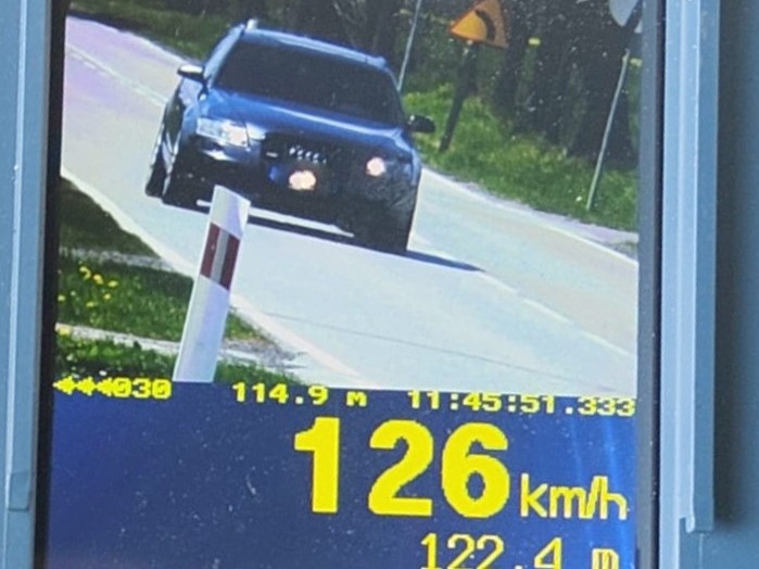Surowe konsekwencje i utrata prawa jazdy za nadmierną prędkość poza terenem zabudowanym