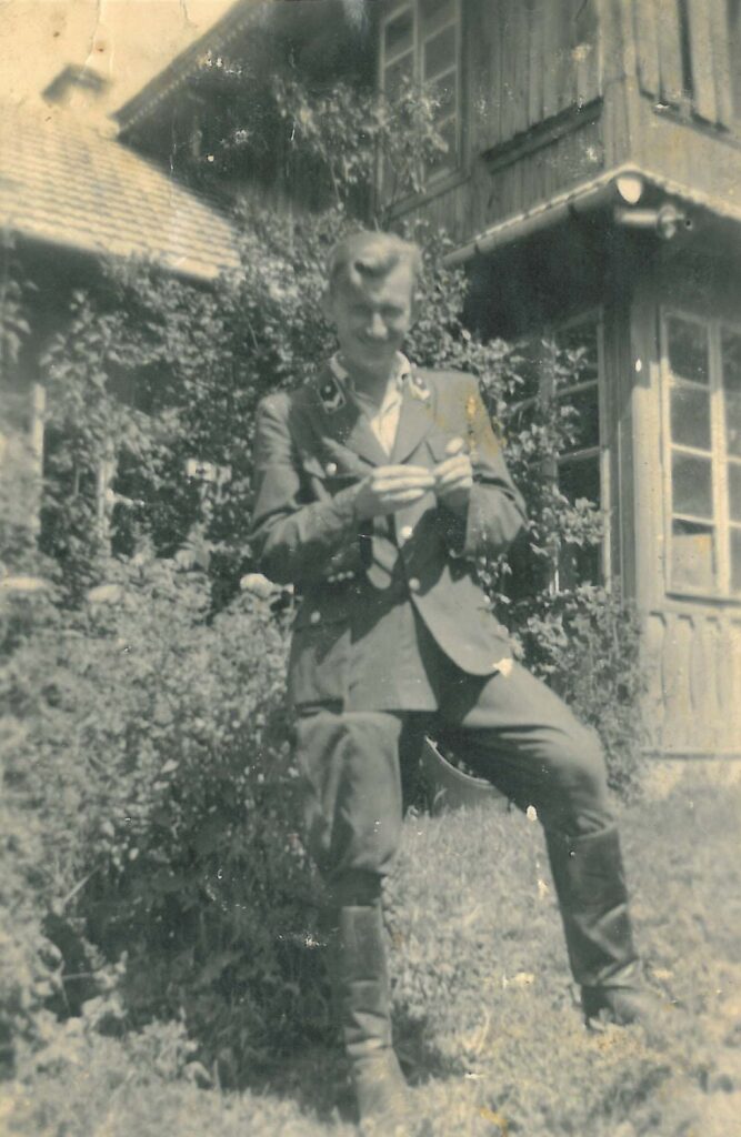 Seweryn Styliński Przed Leśniczówką W Burzynie.