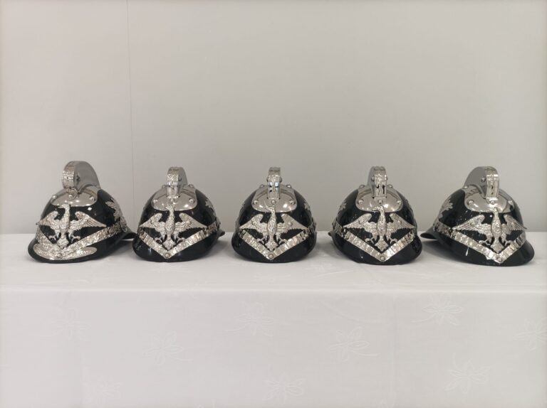 5 nowych hełmów paradnych od Strażackie Hełmy Paradne, w których nasze druhny i druhowie zaprezentują się już w najbliższy weekend podczas tradycyjnej warty przy Grobie Pańskim