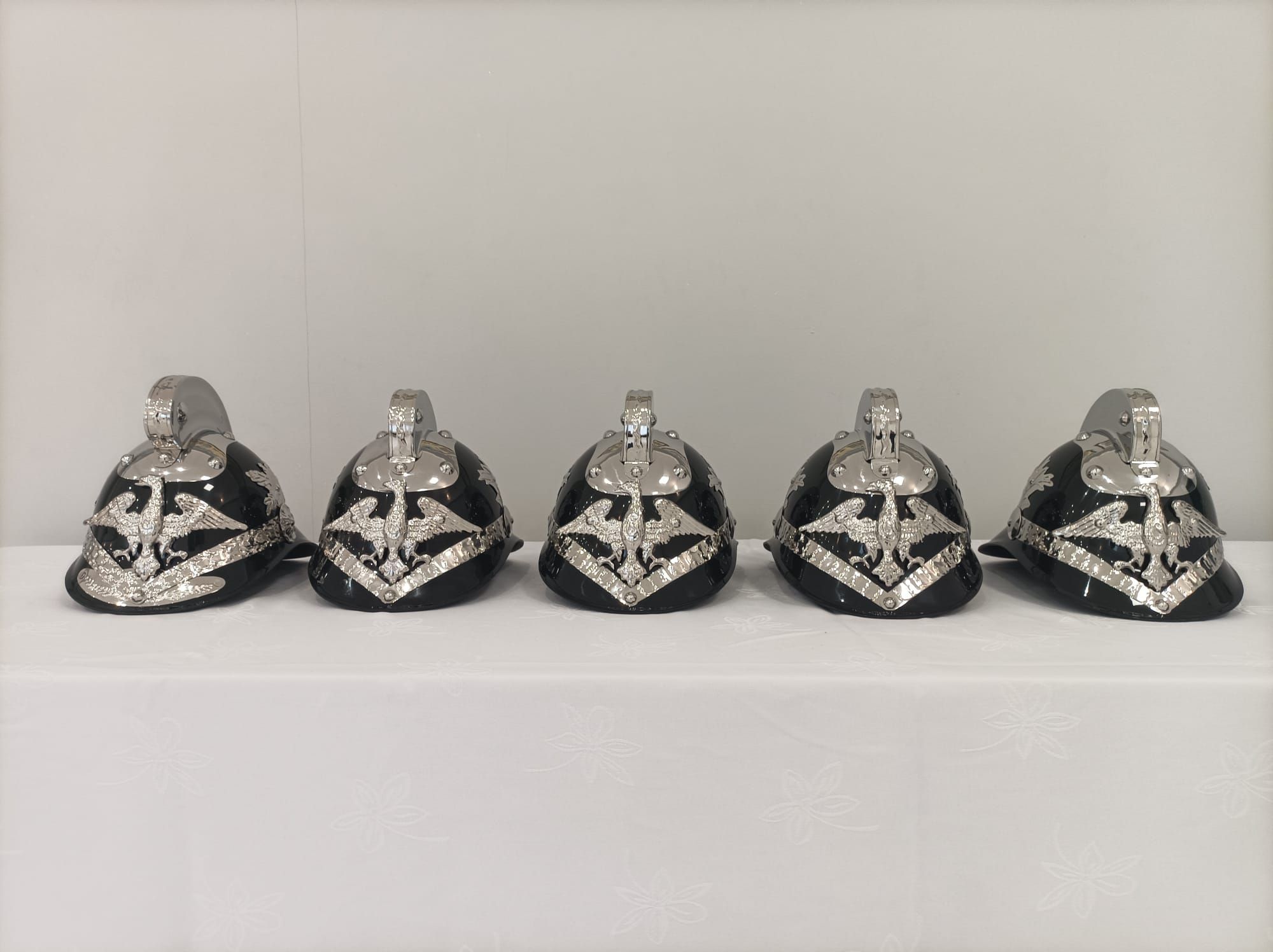 5 Nowych Hełm&oacute;w Paradnych Od Strażackie Hełmy Paradne, W Kt&oacute;rych Nasze Druhny I Druhowie Zaprezentują Się Już W Najbliższy Weekend Podczas Tradycyjnej Warty Przy Grobie Pańskim