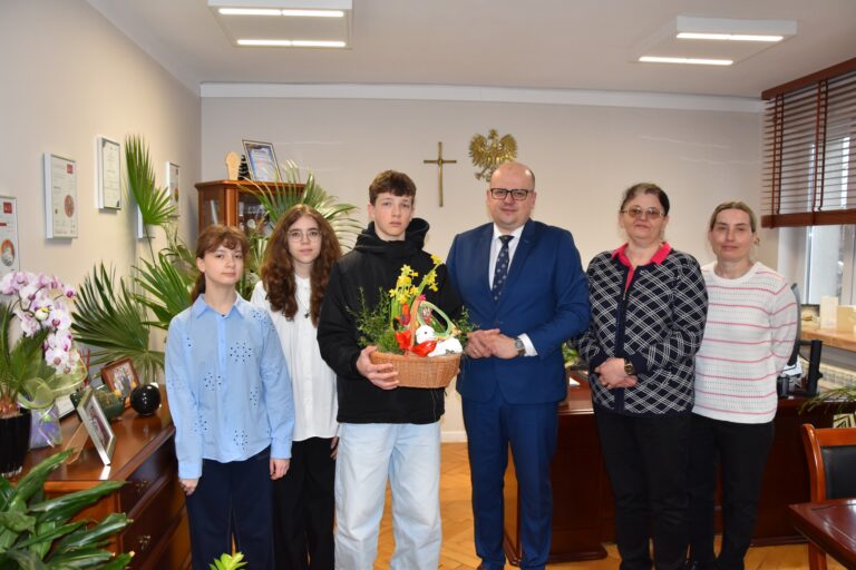 Dzieci z życzeniami wielkanocnymi w UG w Gaci