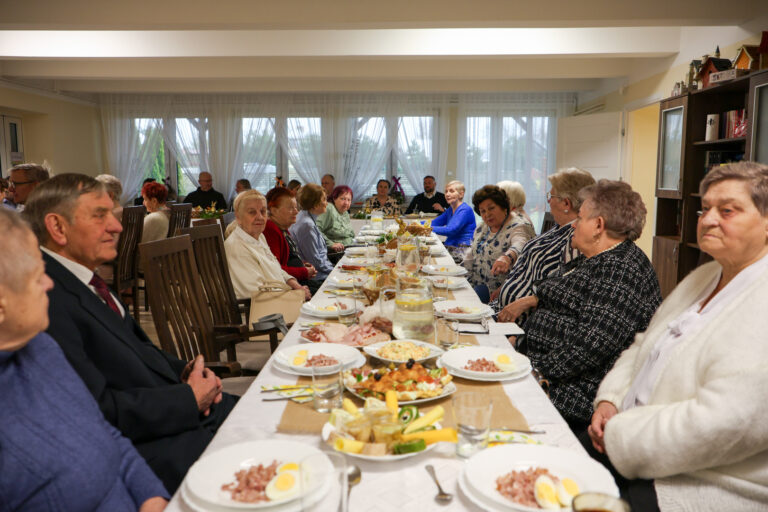 Wyjątkowe śniadanie wielkanocne przeworskich seniorów