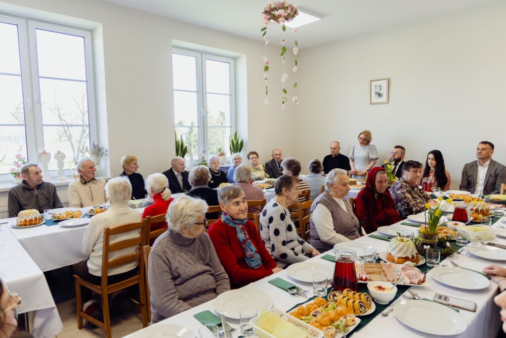 Wielkanocne Śniadanie W Ddp W Cieplicach. Wspólne Świętowanie Seniorów I Władz Gminy 1 Wielkanocne Śniadanie W Ddp W Cieplicach