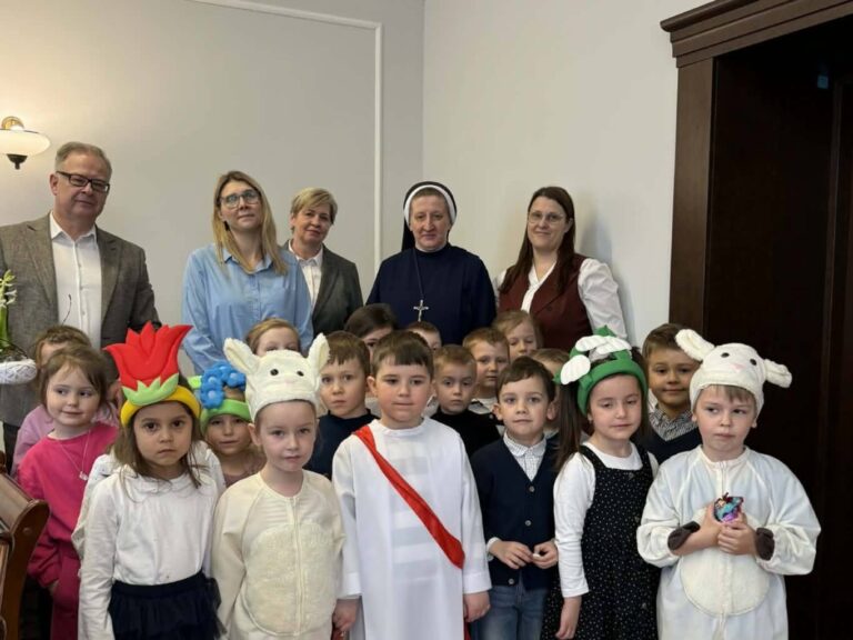 Przedszkolaki z życzeniami u burmistrza Sieniawy