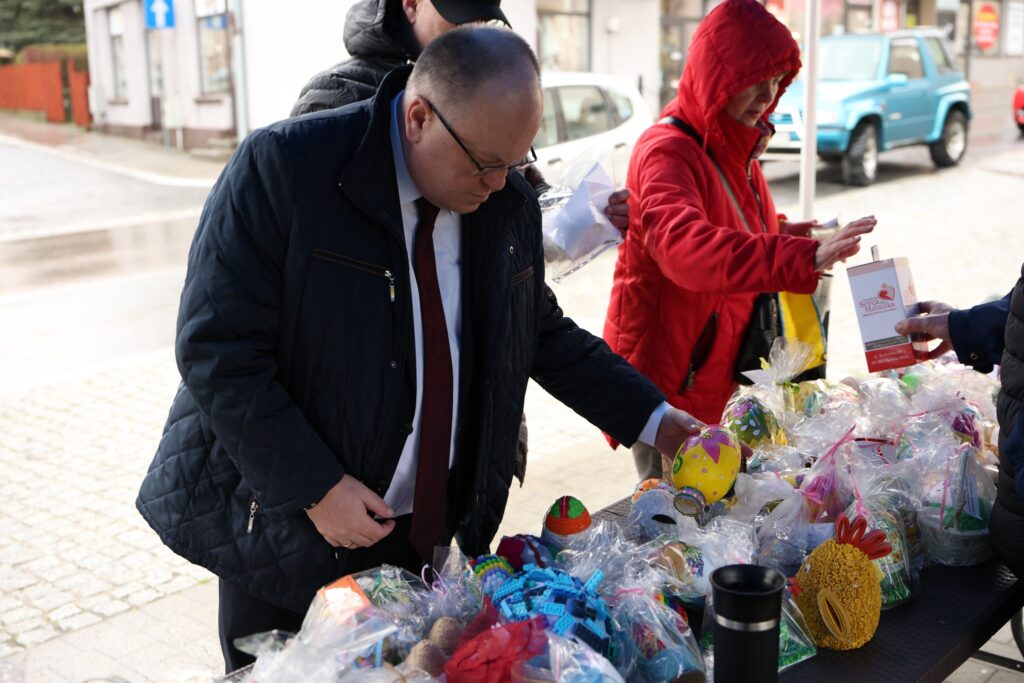 Wielkanocny Kiermasz W Przeworsku Mimo Deszczu. Mieszkańcy Zbierają Fundusze Dla Małej Klary