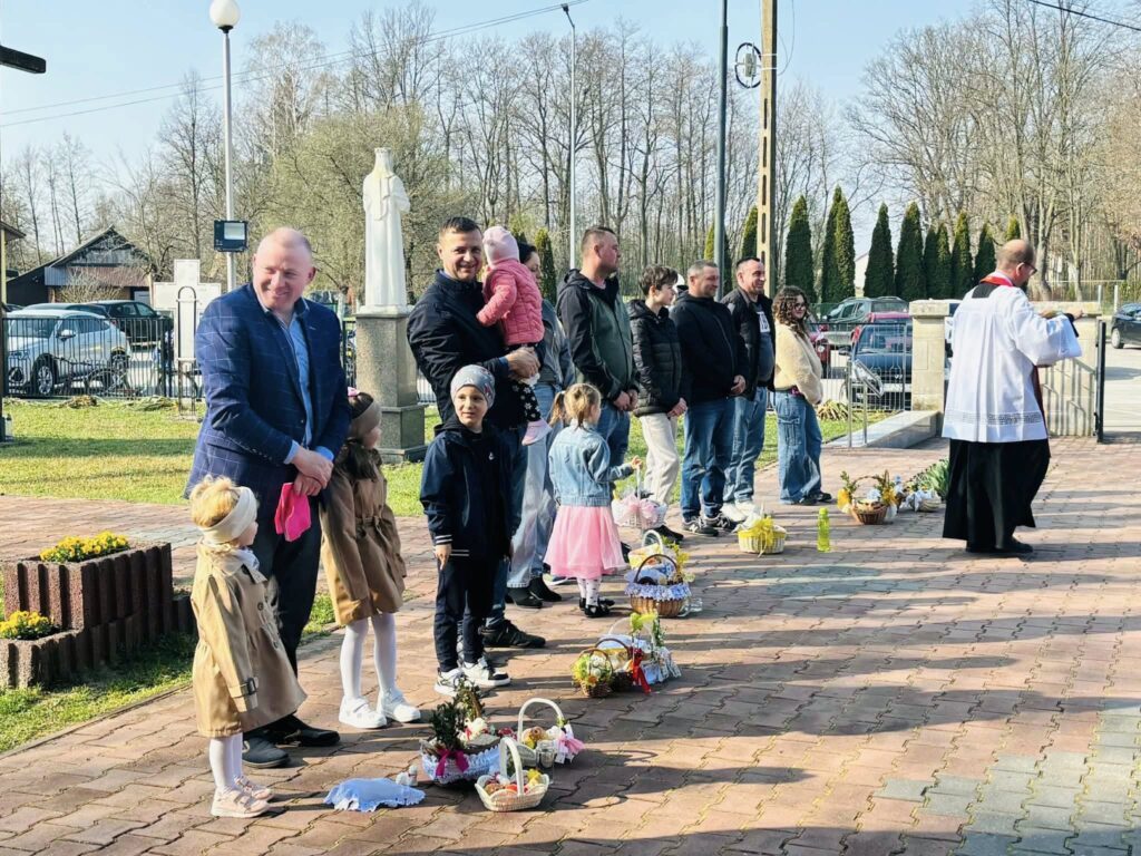 Wielka Sobota W Jagielle. Mieszkańcy Z Wielkanocnymi Koszyczkami W Kościele Parafialnym