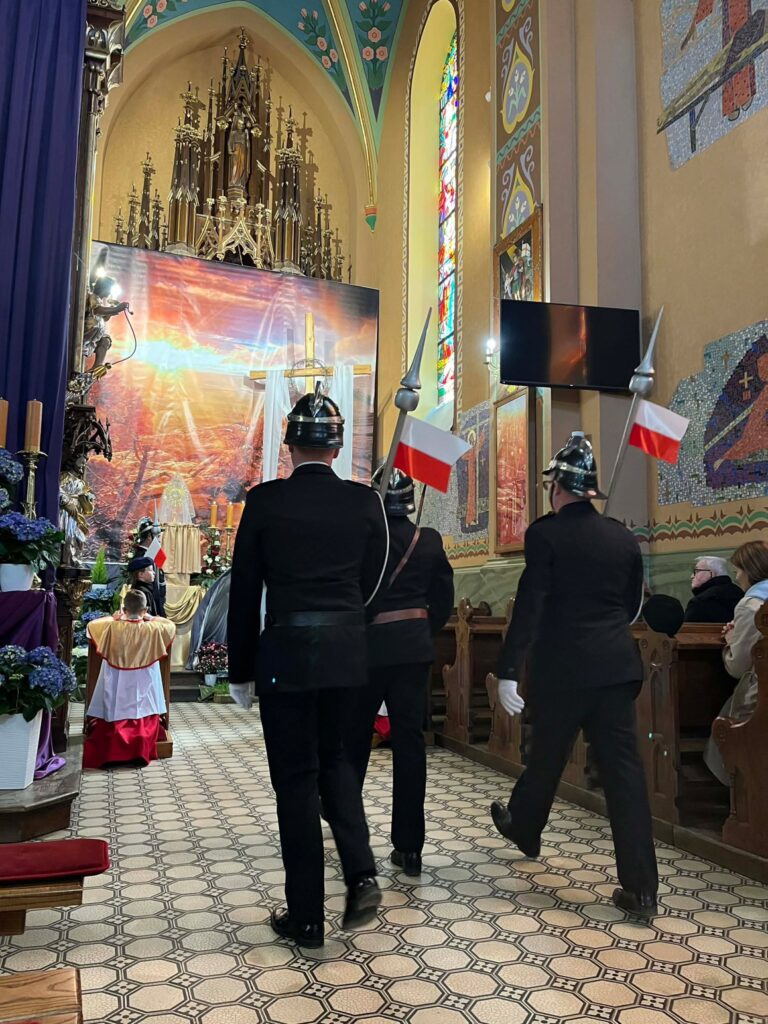 Strażacka Warta Przy Bożym Grobie W Markowej. Wielkanocna Tradycja U Naszych Sąsiadów 1 Strażacka Warta Przy Bożym Grobie W Markowej. Wielkanocna Tradycja U Naszych Sąsiadów