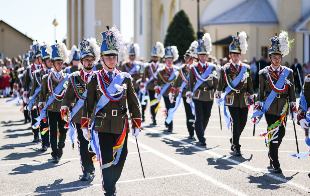 Widowiskowy Pokaz Musztry Paradnej W Tryńczy. Tradycja Wciąż Zachwyca Mieszkańców