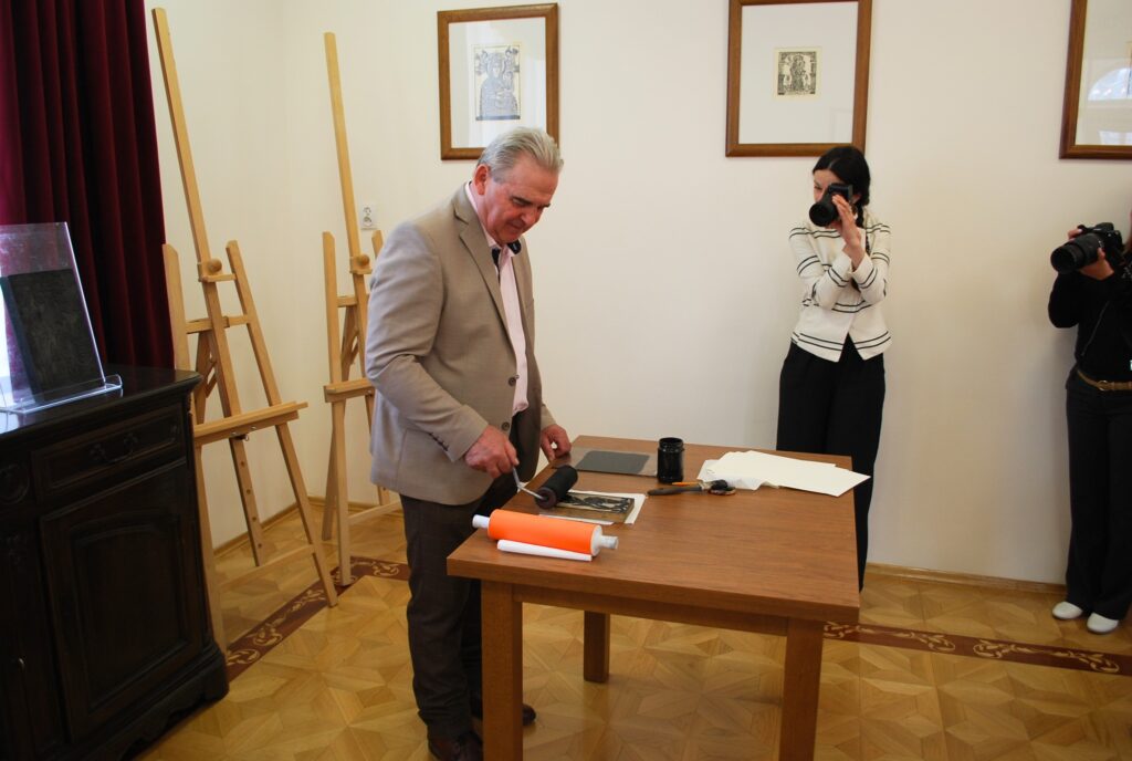 Skarby Polskiej Kultury W Hadlach Szklarskich. Otwarto Wystawę Drzeworytów Płazowskich 1 Prezentacja Techniki Drzeworytu Płazowskiego