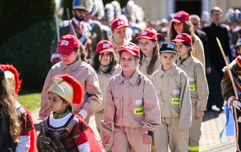 Widowiskowy Pokaz Musztry Paradnej W Tryńczy. Tradycja Wciąż Zachwyca Mieszkańców