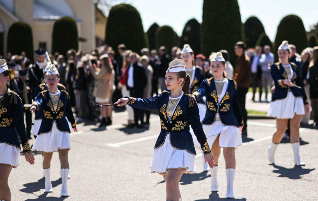 Widowiskowy Pokaz Musztry Paradnej W Tryńczy. Tradycja Wciąż Zachwyca Mieszkańców