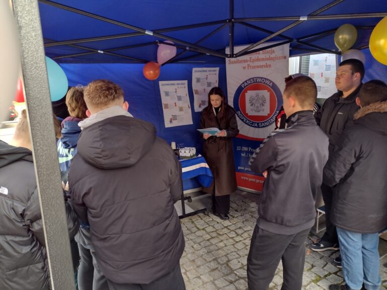 Młodzież w laboratoriach podczas Dnia Otwartego