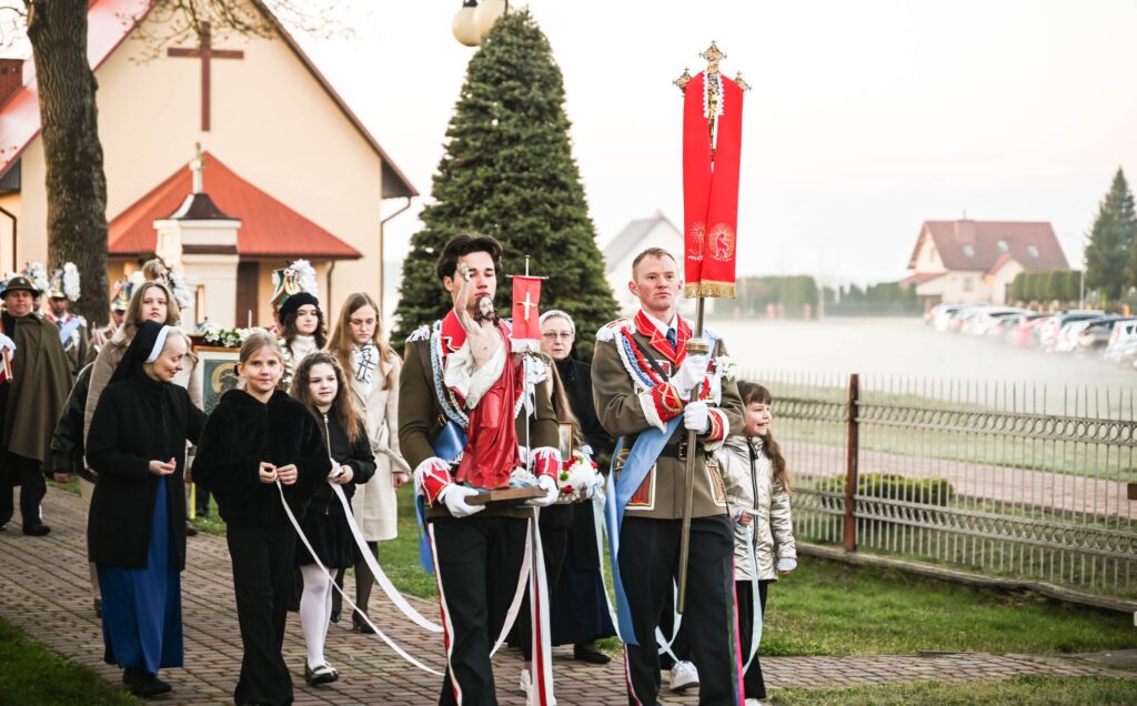 Radosne Alleluja W Gminie Tryńcza. Msza Rezurekcyjna Zgromadziła Wiernych W Lokalnej Parafii