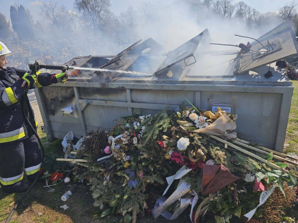 Pożar na cmentarzu w Sieniawie