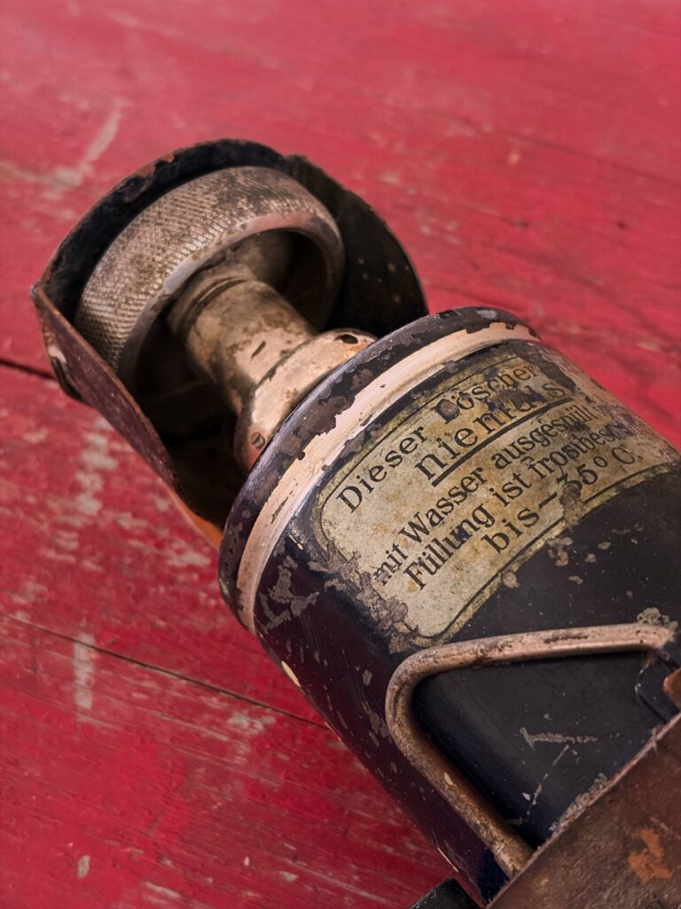 Zabytkowa Gaśnica Z Domu Administratora. Nowy Eksponat W Muzeum Pożarnictwa W Przeworsku