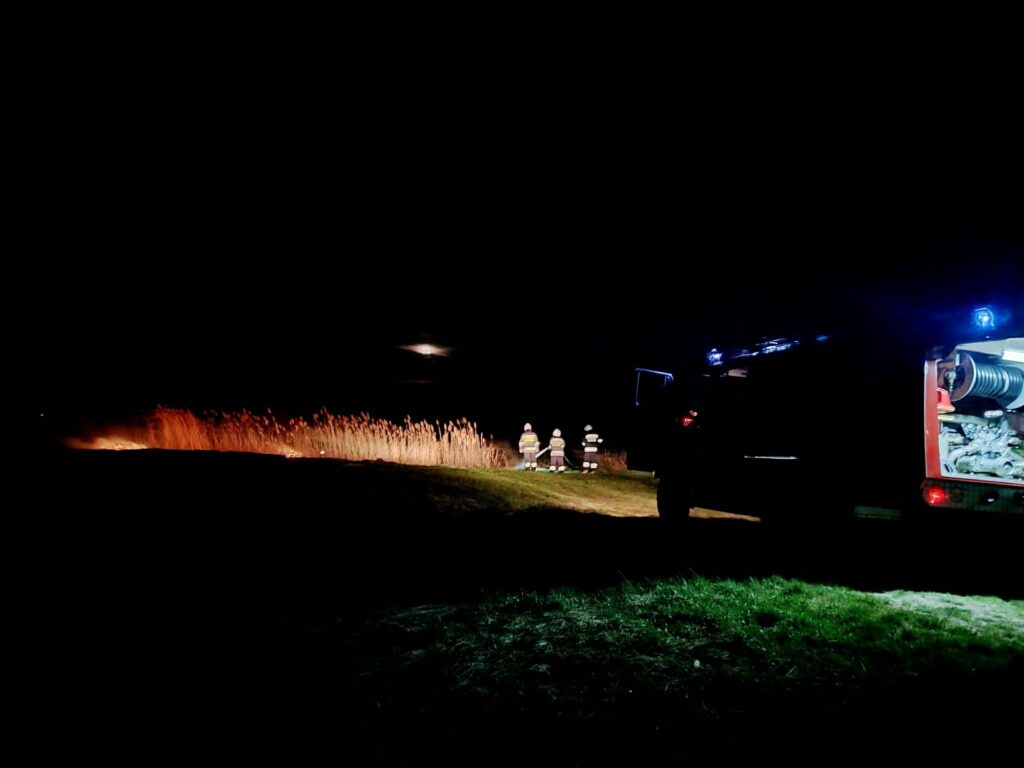 Pożar Traw W Dybkowie. Nocna Interwencja Strażaków Z Sieniawy