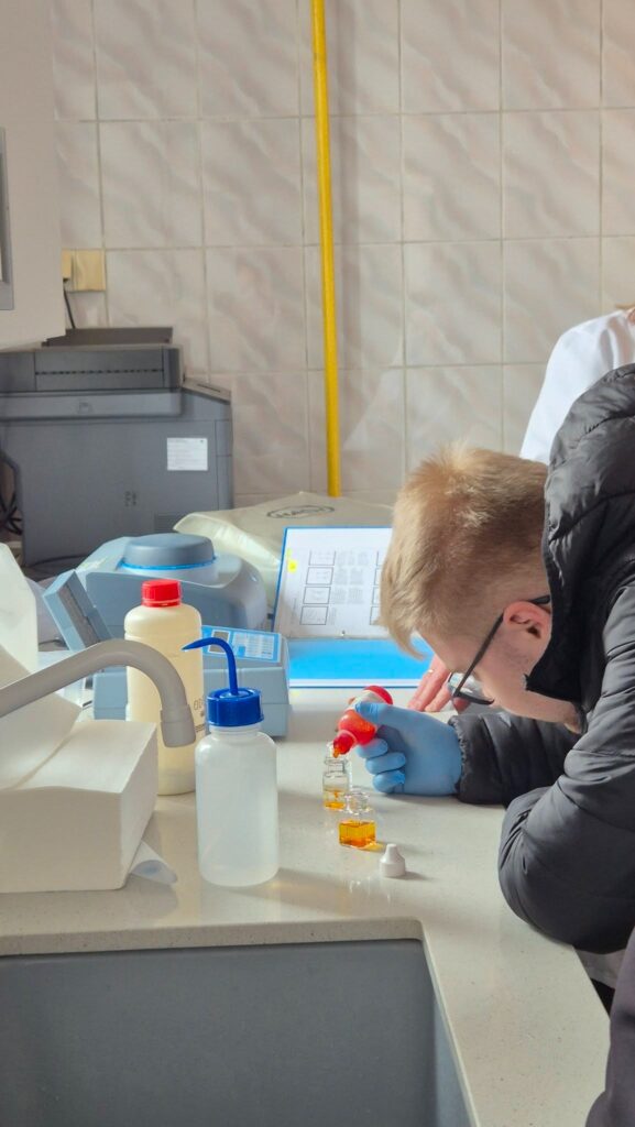 Przeworski Sanepid Od Kuchni. Młodzież W Laboratoriach Podczas Dnia Otwartego 2 Przeworski Sanepid Od Kuchni. Młodzież W Laboratoriach Podczas Dnia Otwartego