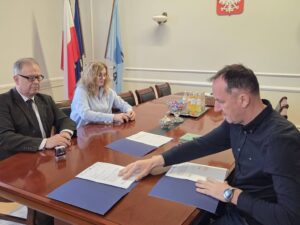 Ponad 6 km nowej kanalizacji w Czerwonej Woli. Burmistrz Witold Mrozek podpisał umowę