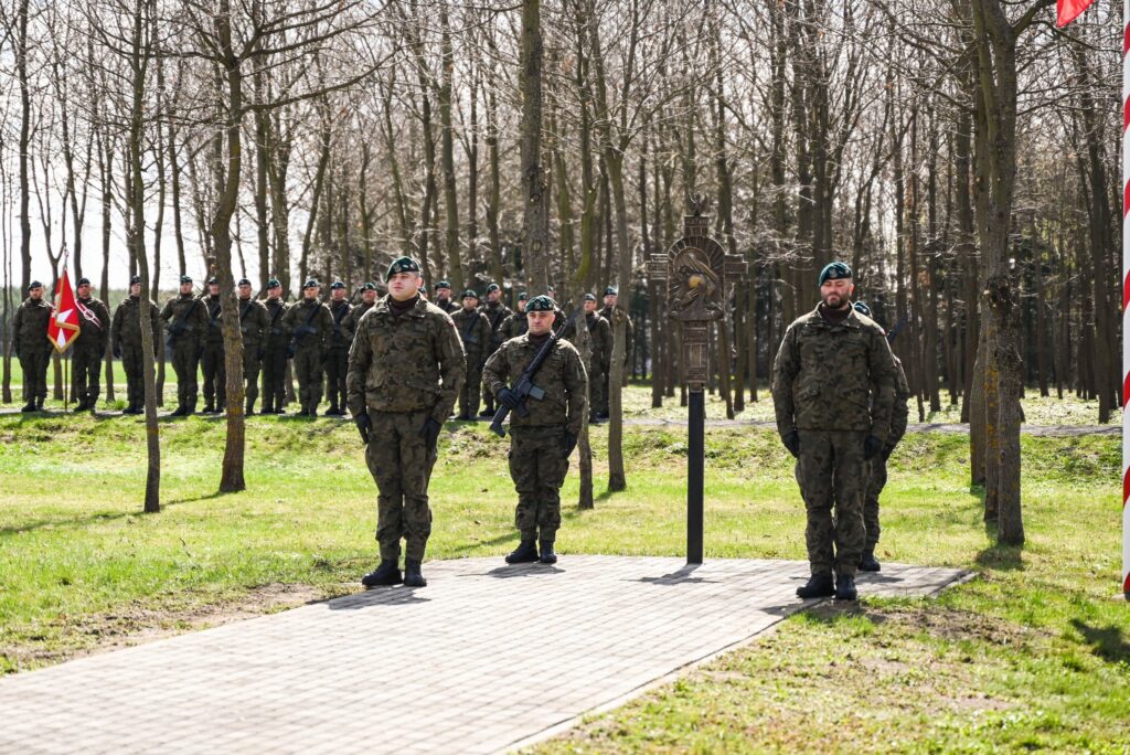 Hołd Dla Ofiar Katynia I Smoleńska W Gminie Tryńcza. Podniosłe Uroczystości Z Asystą Wojskową 1 Hołd Dla Ofiar Katynia I Smoleńska W Gminie Tryńcza. Podniosłe Uroczystości Z Asystą Wojskową
