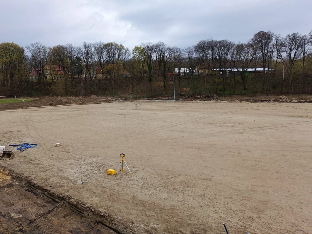 Stadion Miejski W Przeworsku Zmienia Oblicze. Maszty Oświetleniowe Już Stoją