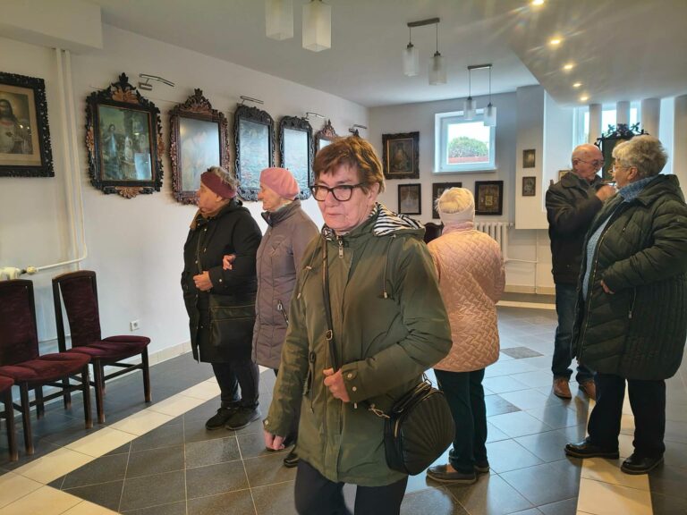 Seniorzy z Tryńczy w Galerii Pod Aniołek