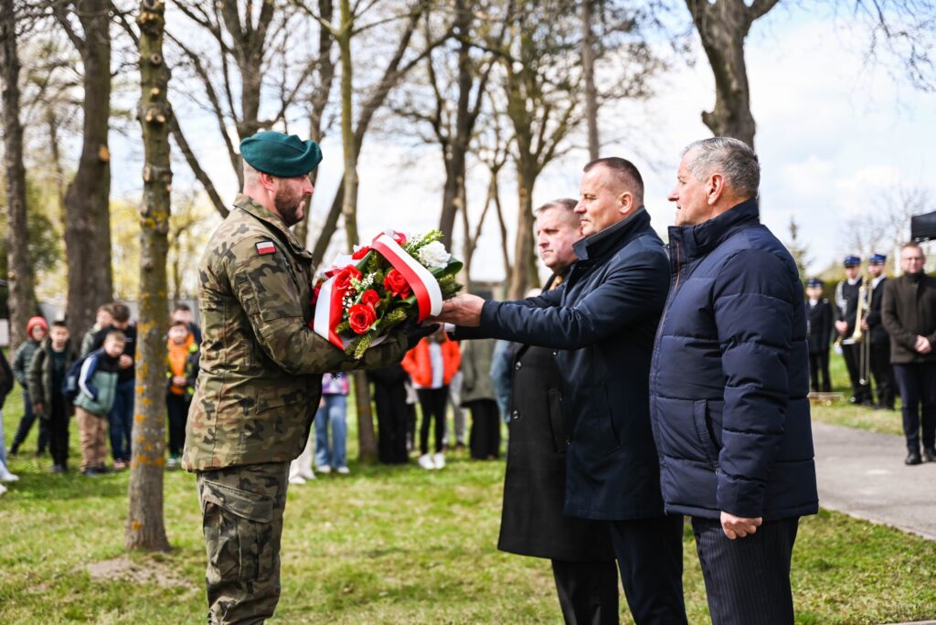 Hołd Dla Ofiar Katynia I Smoleńska W Gminie Tryńcza. Podniosłe Uroczystości Z Asystą Wojskową 2 Hołd Dla Ofiar Katynia I Smoleńska W Gminie Tryńcza. Podniosłe Uroczystości Z Asystą Wojskową