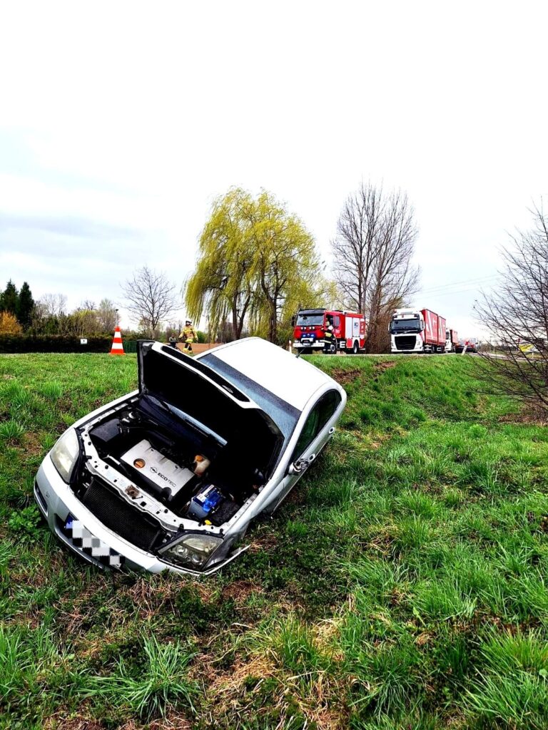 Wypadek W Sieniawie I Powalone Drzewo. Pracowite Popołudnie Strażaków 8 Kwietnia 2026 2 Wypadek W Sieniawie I Powalone Drzewo. Pracowite Popołudnie Strażaków 8 Kwietnia 2026