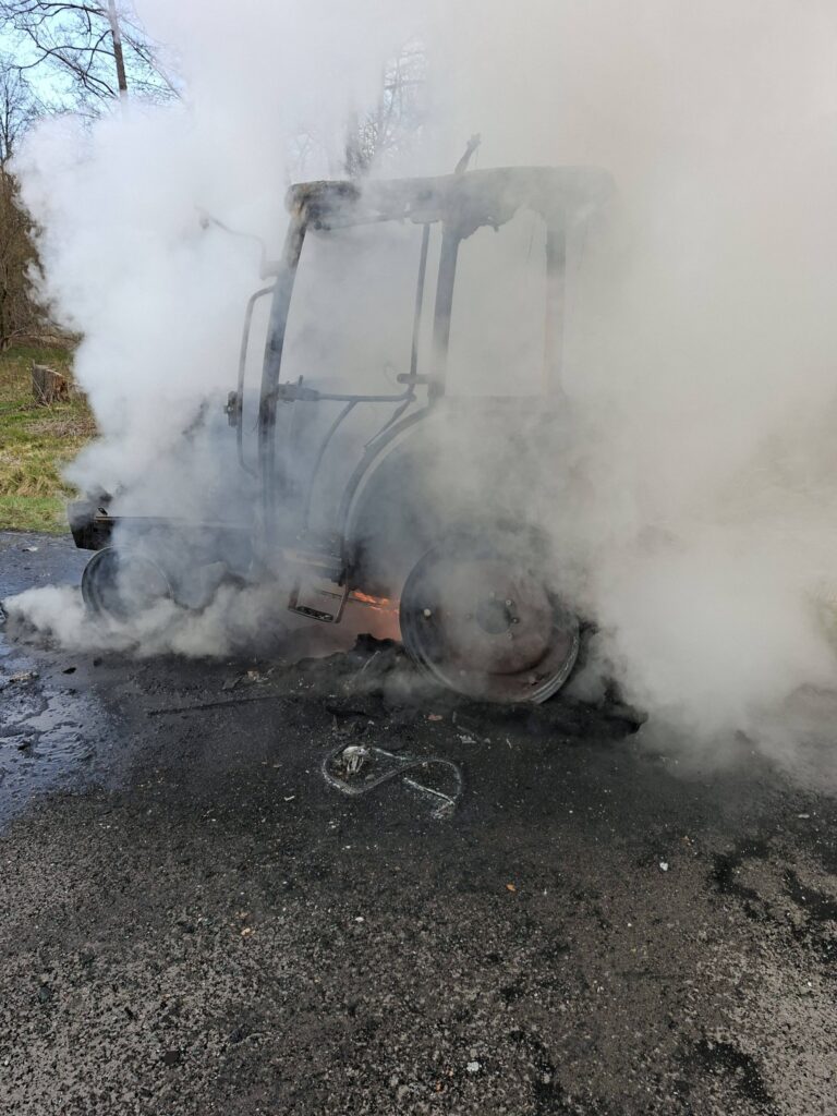 Pożar Ciągnika W Pawłowej. Strażacy Opanowali Ogień Na Drodze Powiatowej