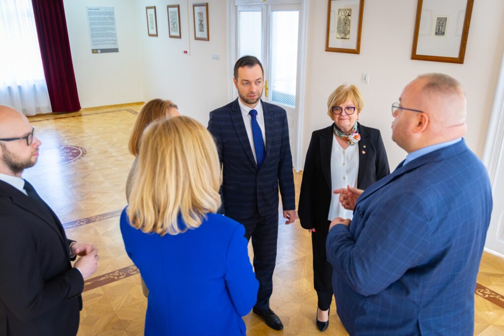 Wiceminister Edukacji Izabela Ziętka W Hadlach Szklarskich. Rozmowy O Przyszłości Szkół W Gminie 1 Wiceminister Edukacji Izabela Ziętka W Hadlach Szklarskich. Rozmowy O Przyszłości Szkół W Gminie