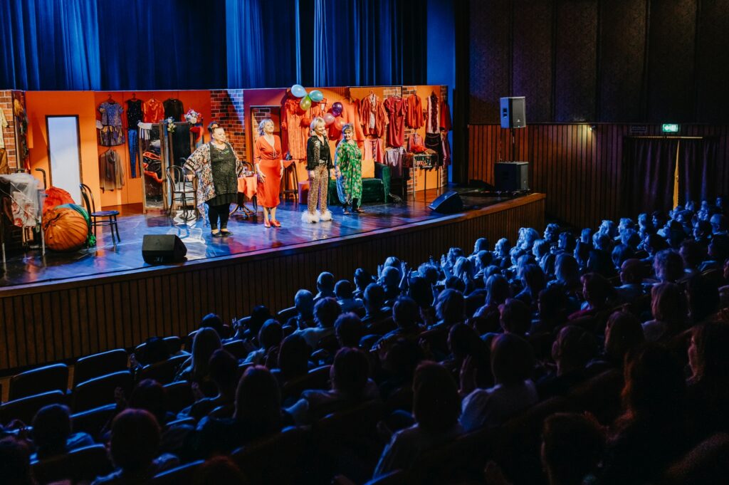 Kobiety Po Czterdziestce Opanowały Scenę Mok. Przeworsk Bawił Się Na Spektaklu Klimakterium I Już 1 Klimakterium W Mok W Przeworsku