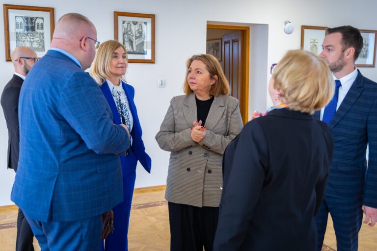 Wiceminister edukacji Izabela Ziętka w Hadlach Szklarskich. Rozmowy o przyszłości szkół w gminie