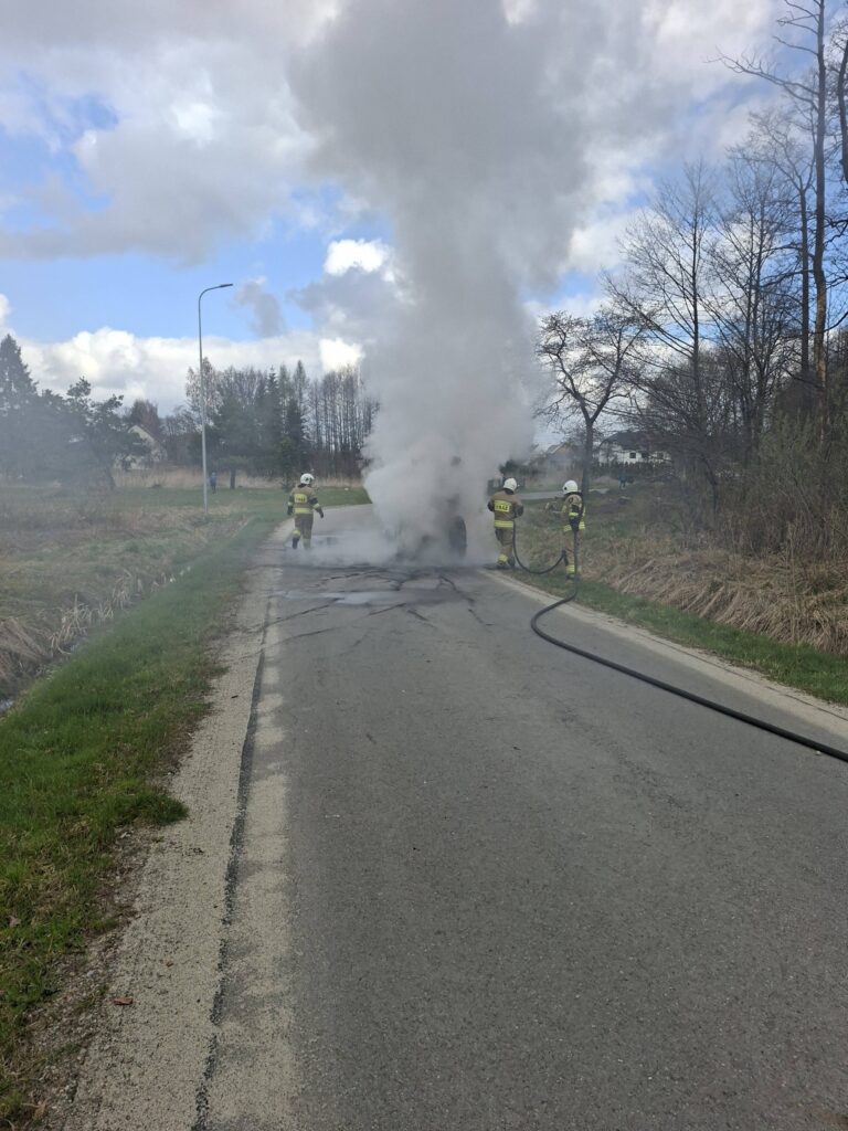 Pożar Ciągnika W Pawłowej. Strażacy Opanowali Ogień Na Drodze Powiatowej