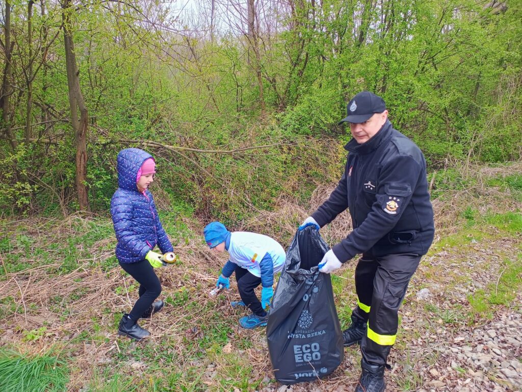 60 Worków Śmieci Znad Brzegów Mleczki. Sukces Akcji Operacja Czysta Rzeka W Kańczudze