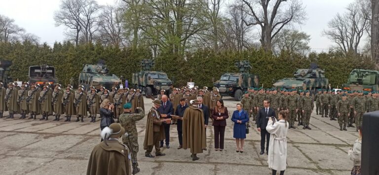 Wójt Daniel Krawiec z wyjątkowym wyróżnieniem od wojska