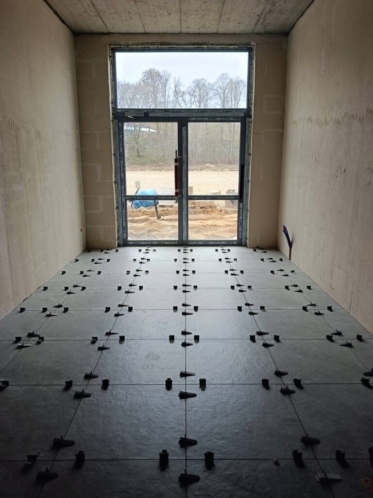 Stadion Miejski W Przeworsku Zmienia Oblicze. Maszty Oświetleniowe Już Stoją