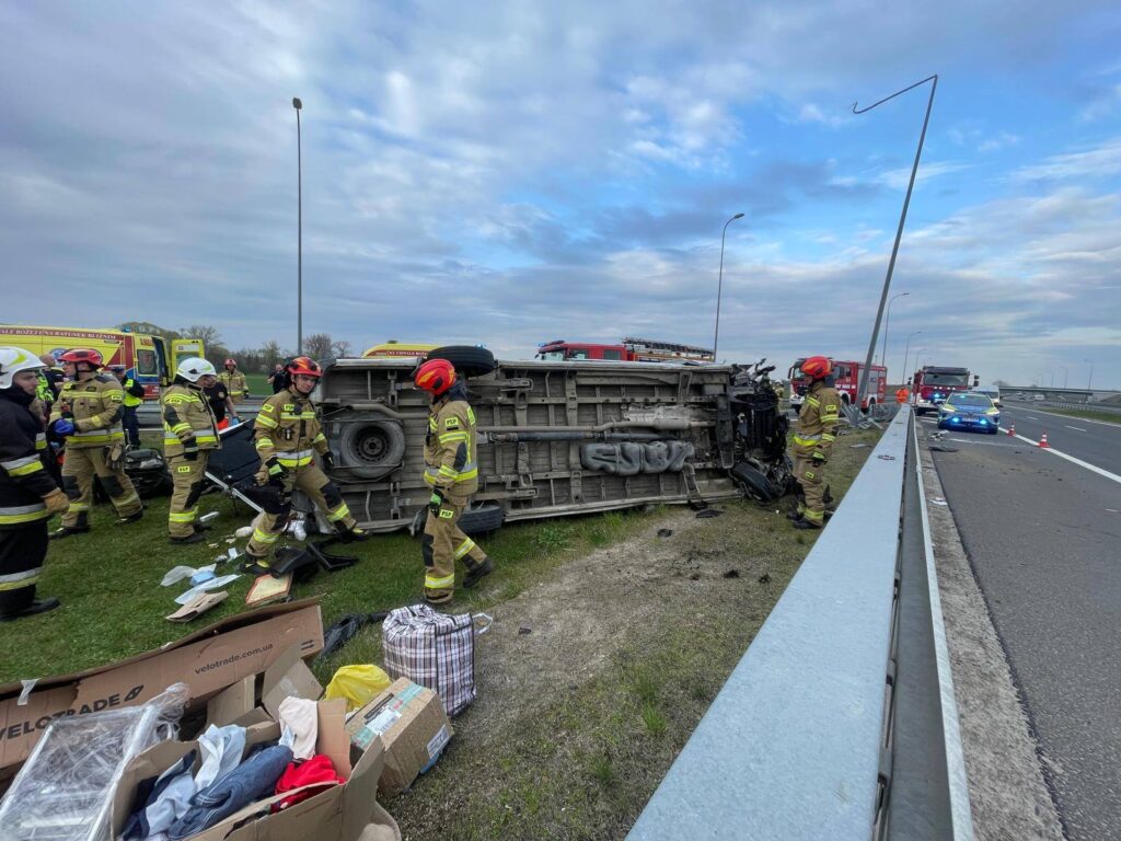 Wypadek Busa Na Autostradzie A4 Przy Zjeździe Na Mop Budy. Dwie Osoby W Szpitalu