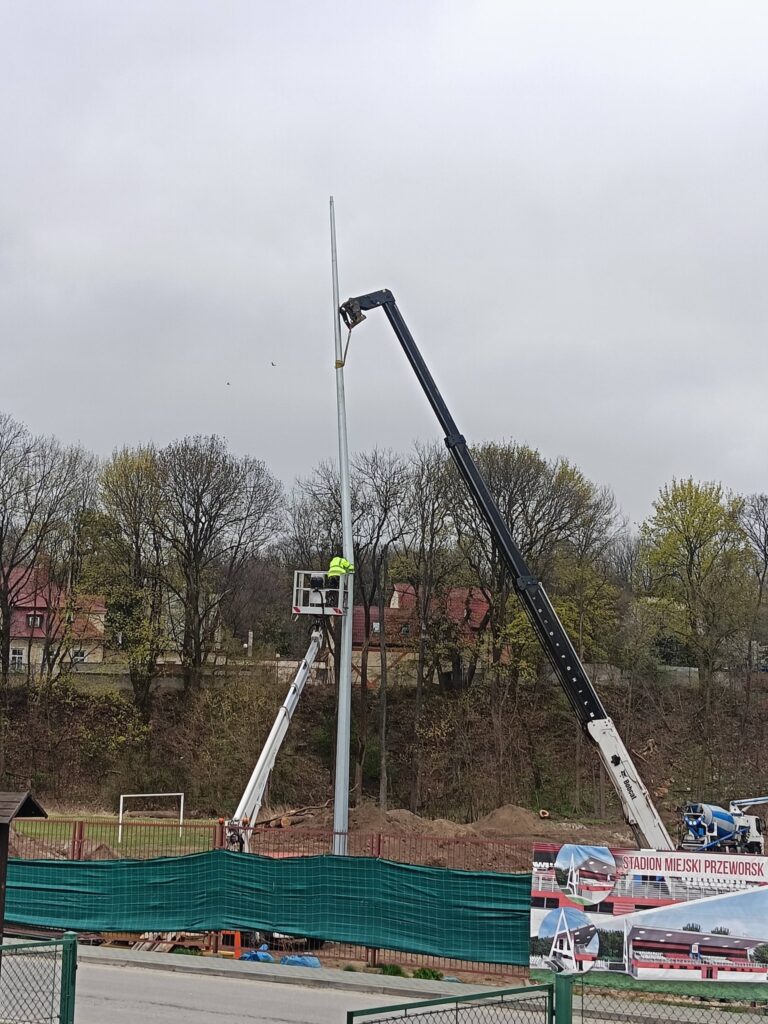 Stadion Miejski W Przeworsku Zmienia Oblicze. Maszty Oświetleniowe Już Stoją