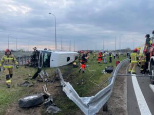 Wypadek busa na autostradzie A4 przy zjeździe na MOP Budy