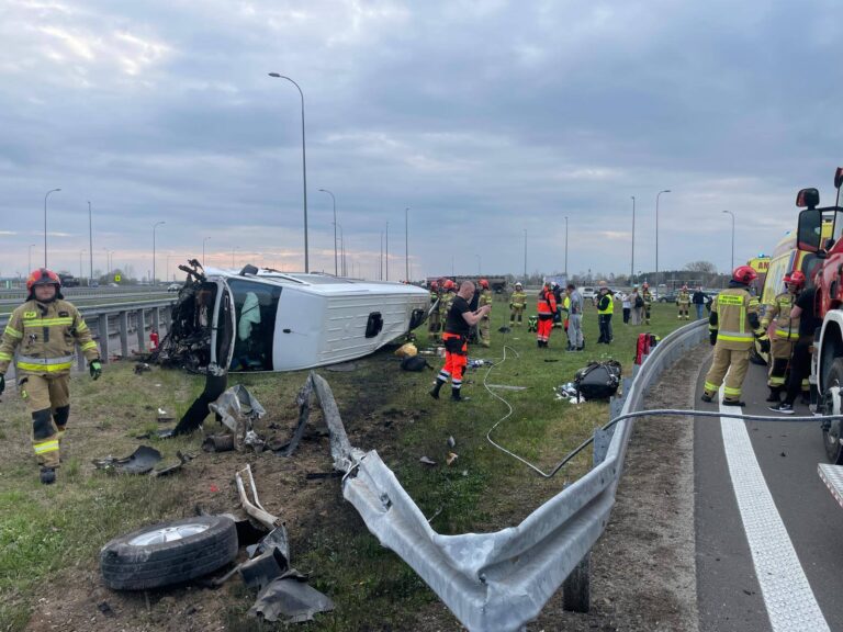 Wypadek busa na autostradzie A4 przy zjeździe na MOP Budy