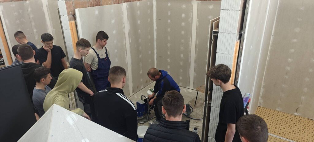 Nowoczesne Technologie Malarskie. Przyszli Budowlańcy Szkolili Się Z Ekspertami