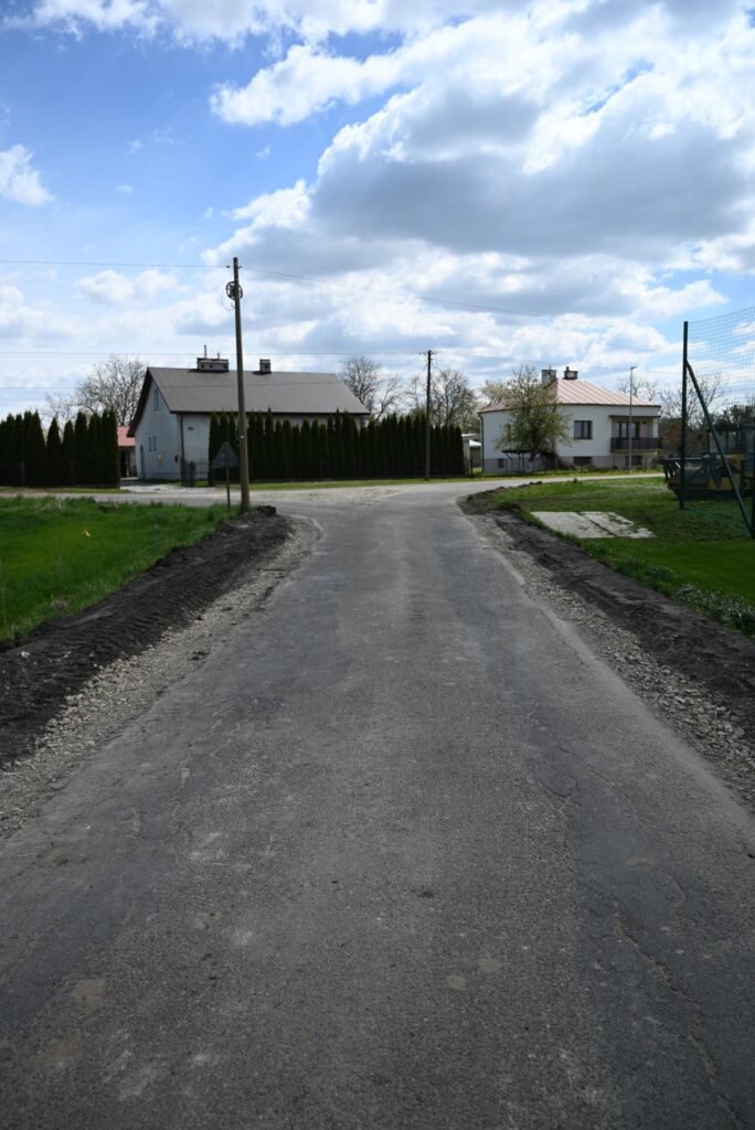 Drogowcy Pracują W Gorzycach. Nowa Nawierzchnia Przy Stadionie I Ul. Sanowej