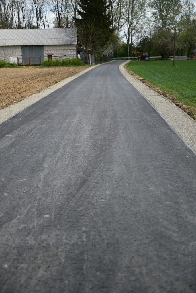 Drogowcy Pracują W Gorzycach. Nowa Nawierzchnia Przy Stadionie I Ul. Sanowej