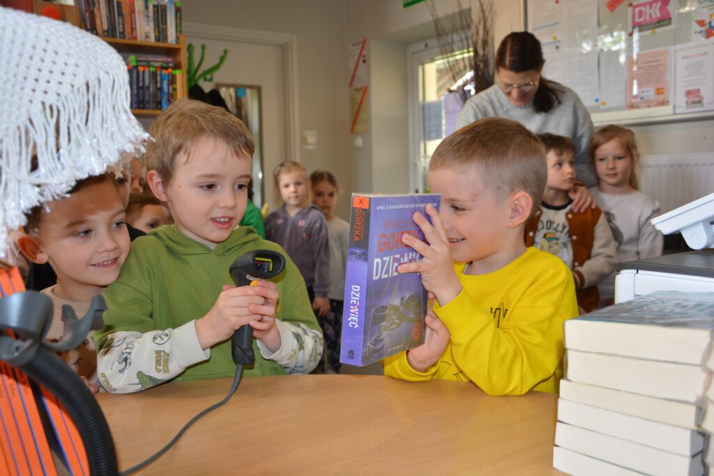 Światowy Dzień Książki W Sieniawie. Przedszkolaki Poznawały Bibliotekę Od Kuchni