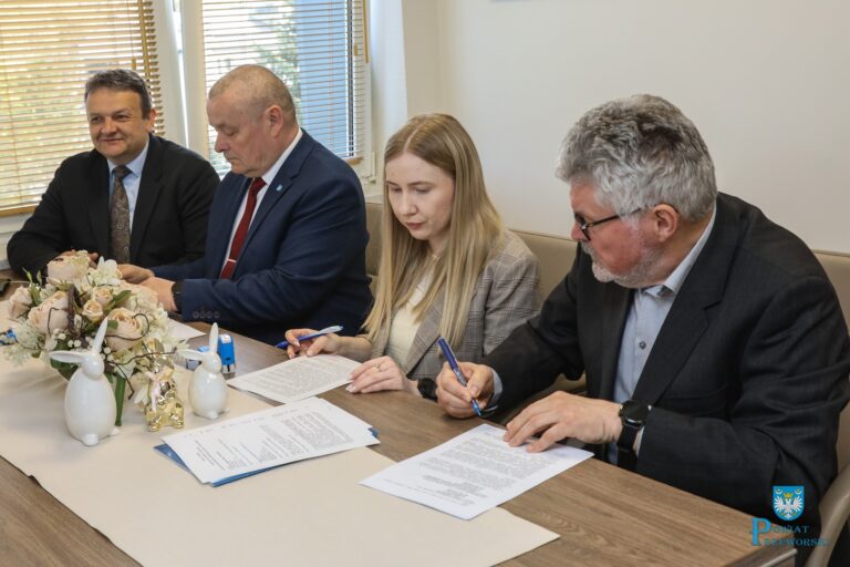 Podpisanie umowy na Remont drogi powiatowej w Gorzycach