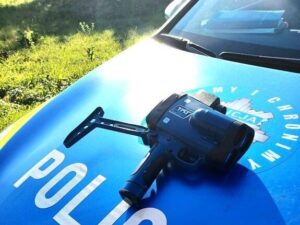 Radar policyjny na masce radiowozu