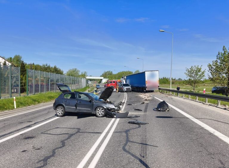 Czołowe zderzenie Opla z ciężarowym Volvo na obwodnicy Jarosławia