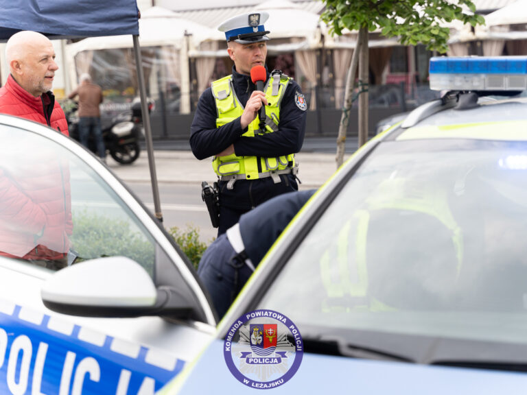 "Bezpieczni z Miastem Leżajsk”. Policjanci edukowali mieszkańców na leżajskim rynku