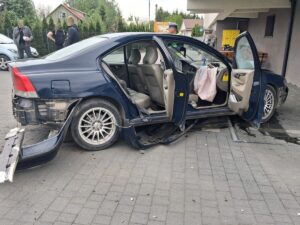 Nie dostosował prędkości i wjechał w ogrodzenie