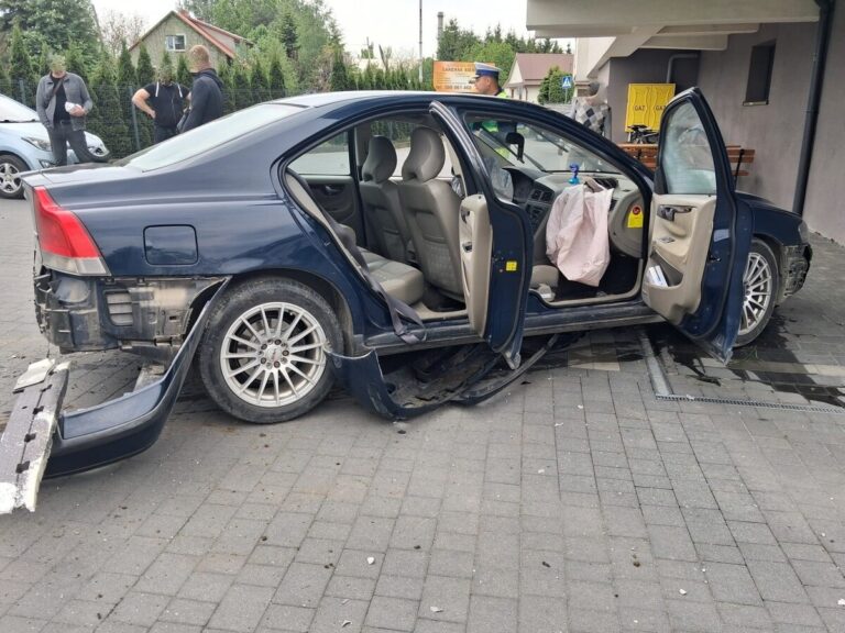 Nie dostosował prędkości i wjechał w ogrodzenie